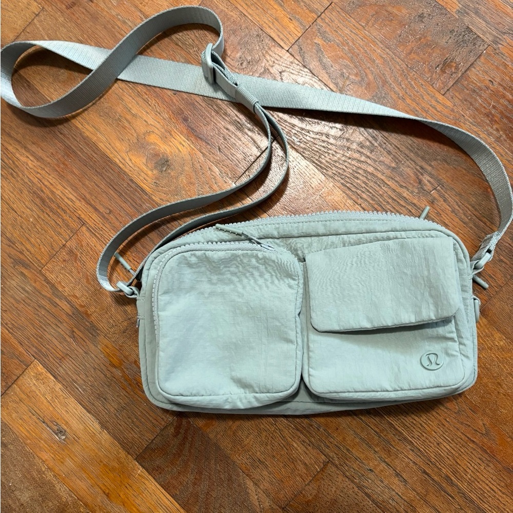Lululemon- multipack 2.5L crossbody bag
Light mint green (discontinued color)